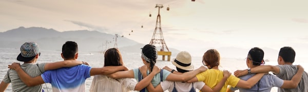 OB电竞玩家部落社区互动场景，玩家在线讨论与分享